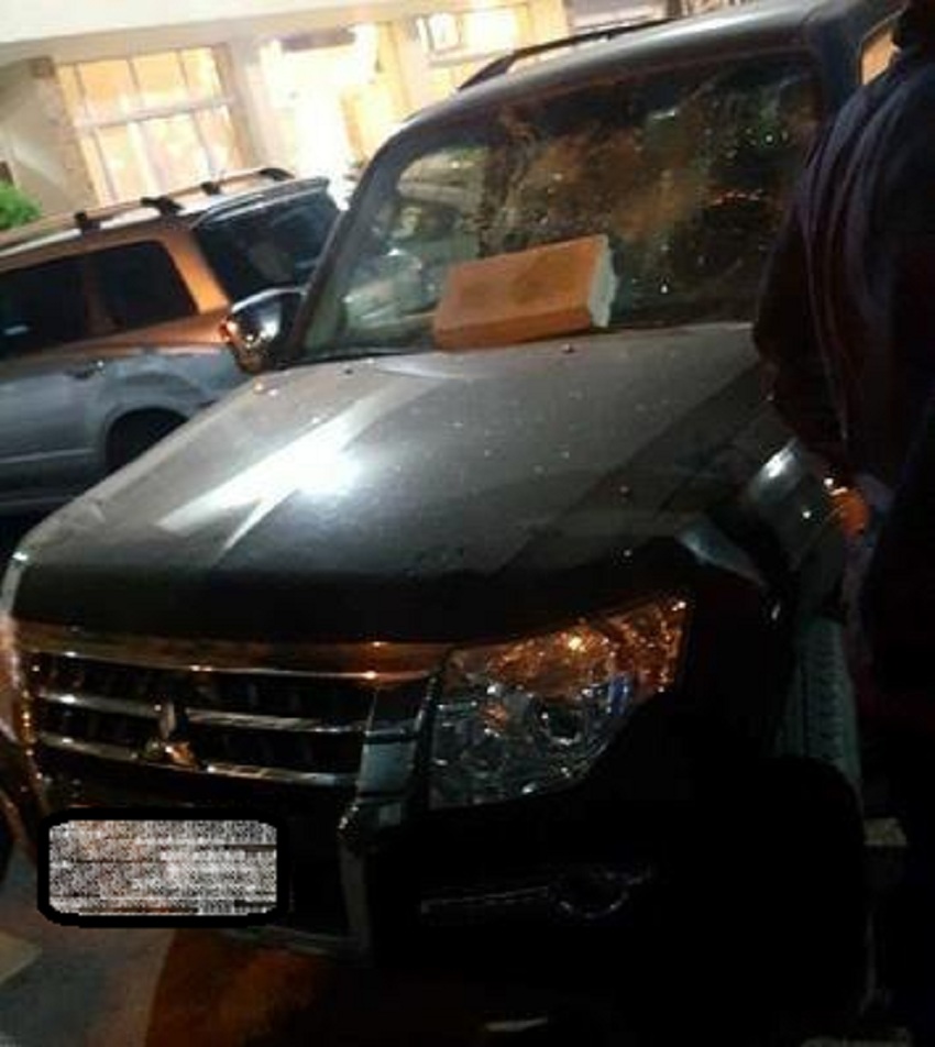 مخمور يقدم على تحطيم مركبة أحد النواب أمام منزله في عجلون
