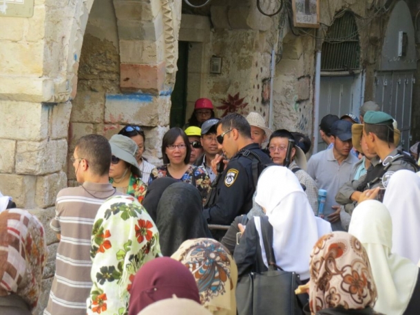 بالصور : اعتقالات ومسيرة نسائية على أبواب الأقصى