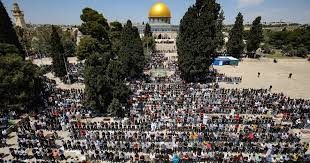 توافد الفلسطينيين على الأقصى لصلاة الجمعة الأولى في رمضان