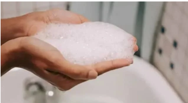 كيف يؤثر الاستحمام المفرط على بشرتك؟