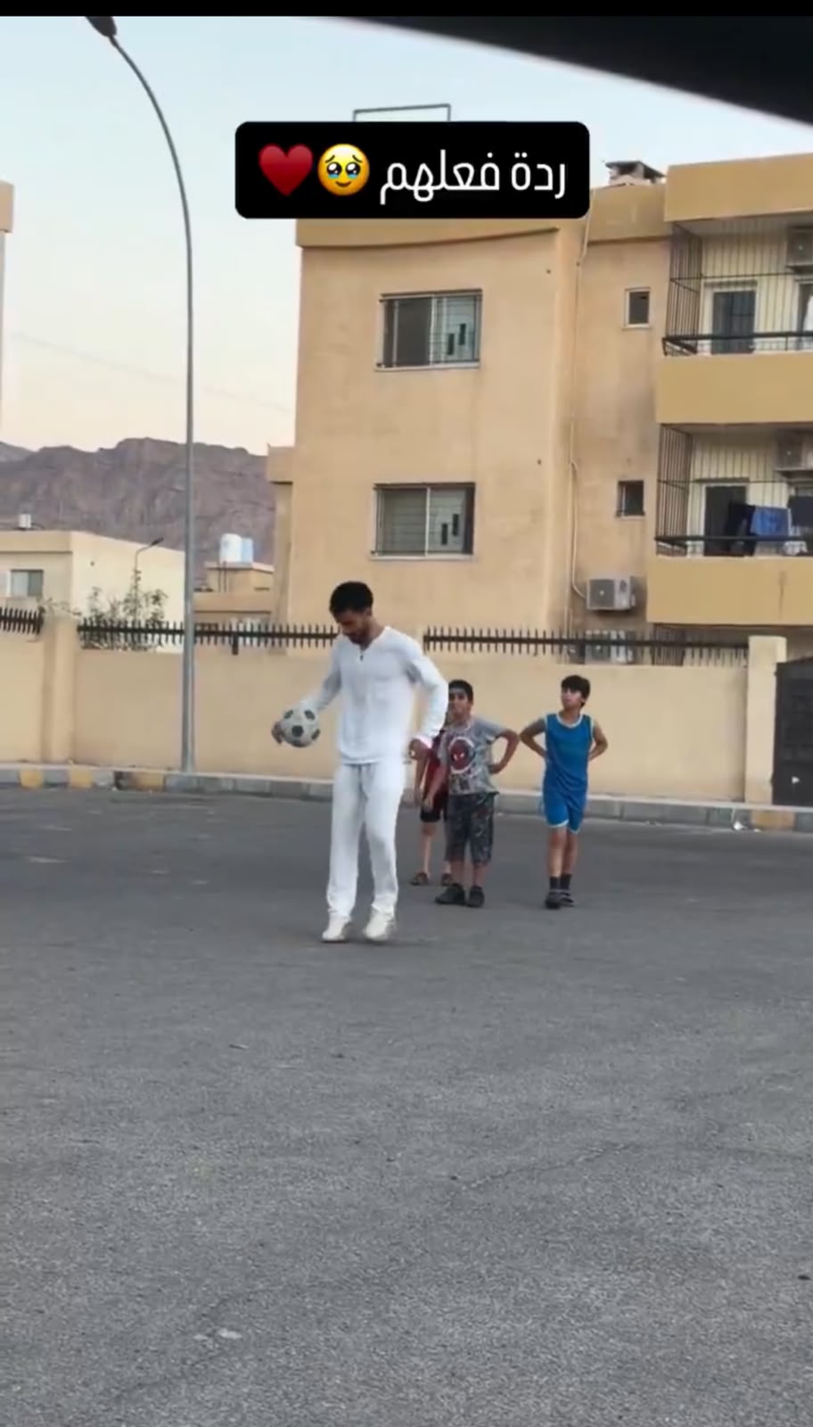 بالفيديو ..  لاعب النشامى محمود مرضي يعود إلى “حارة الطفولة” ويلعب الكرة مع أطفال العقبة