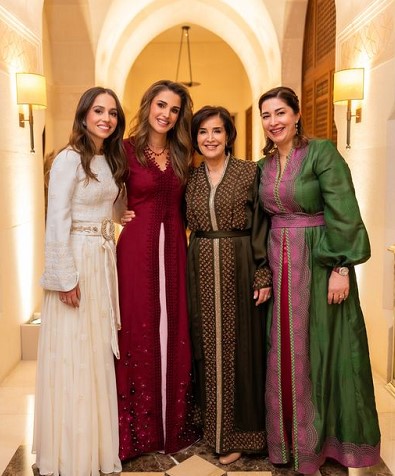 الملكة رانيا لوالدتها: "شكرا لأنك دائما تذكرينا بما هو مهم في الحياة ..  واليوم هو أنت"