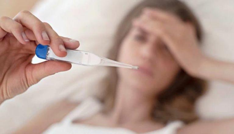 ماذا تعني الإصابة بالحمى بعد تلقي لقاح كورونا؟