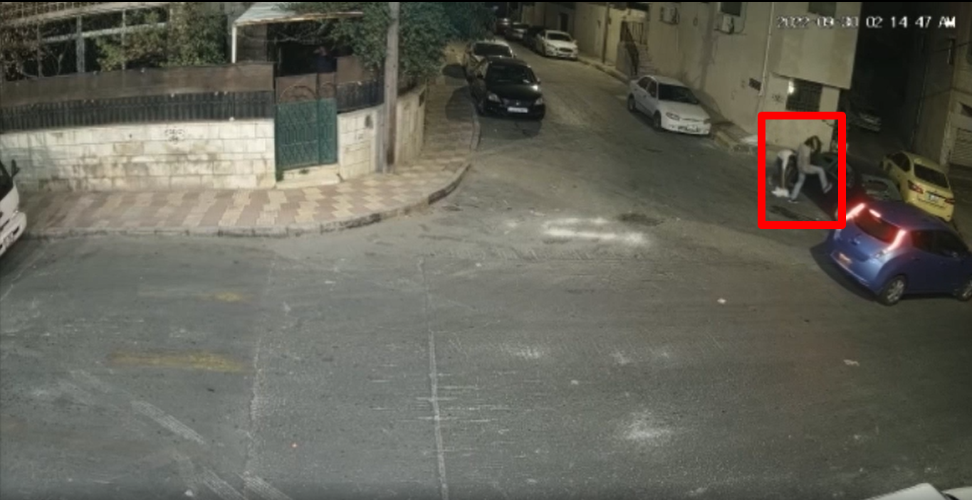 بالفيديو  ..  مجهولون يحطمون مركبة مواطن في عمان ومالك السيارة يرصد مكافئة مالية لمن يدل عليهم
