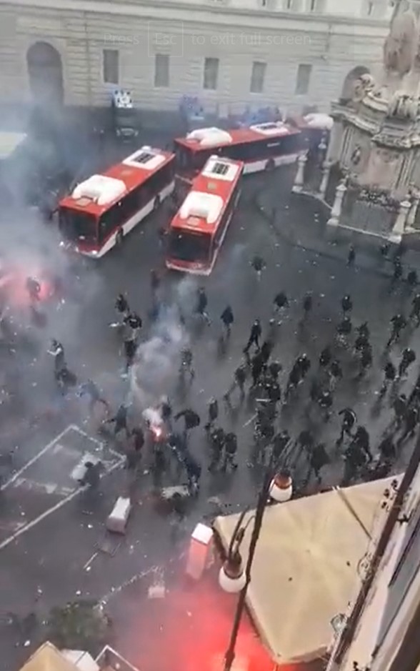 جماهير فرانكفورت ترعب إيطاليا في ليلة الأبطال أمام نابولي ..  فيديو
