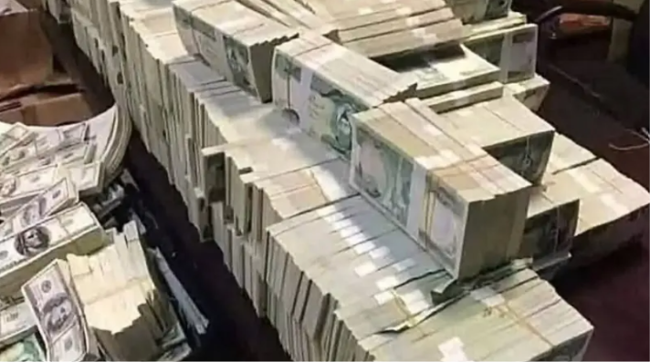 "جبال دولارات" ..  لقطات من منزل نائب يفجر غضب العراقيين 