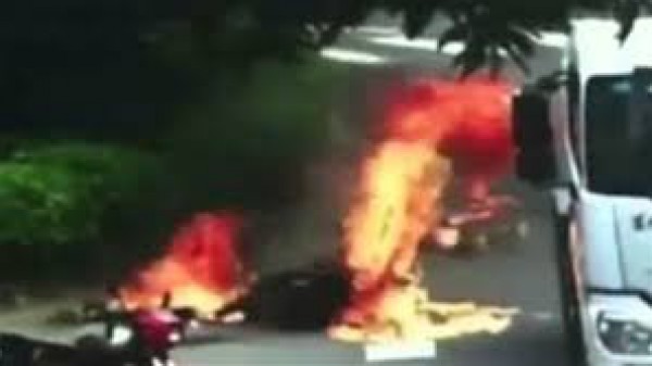 بالفيديو: امرأة تتحول إلى كرة لهب بعد اصطدامها بشاحنة