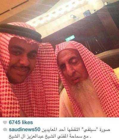 صورة ..  شاب يعايد مفتي السعودية بـ"صورة سيلفي"