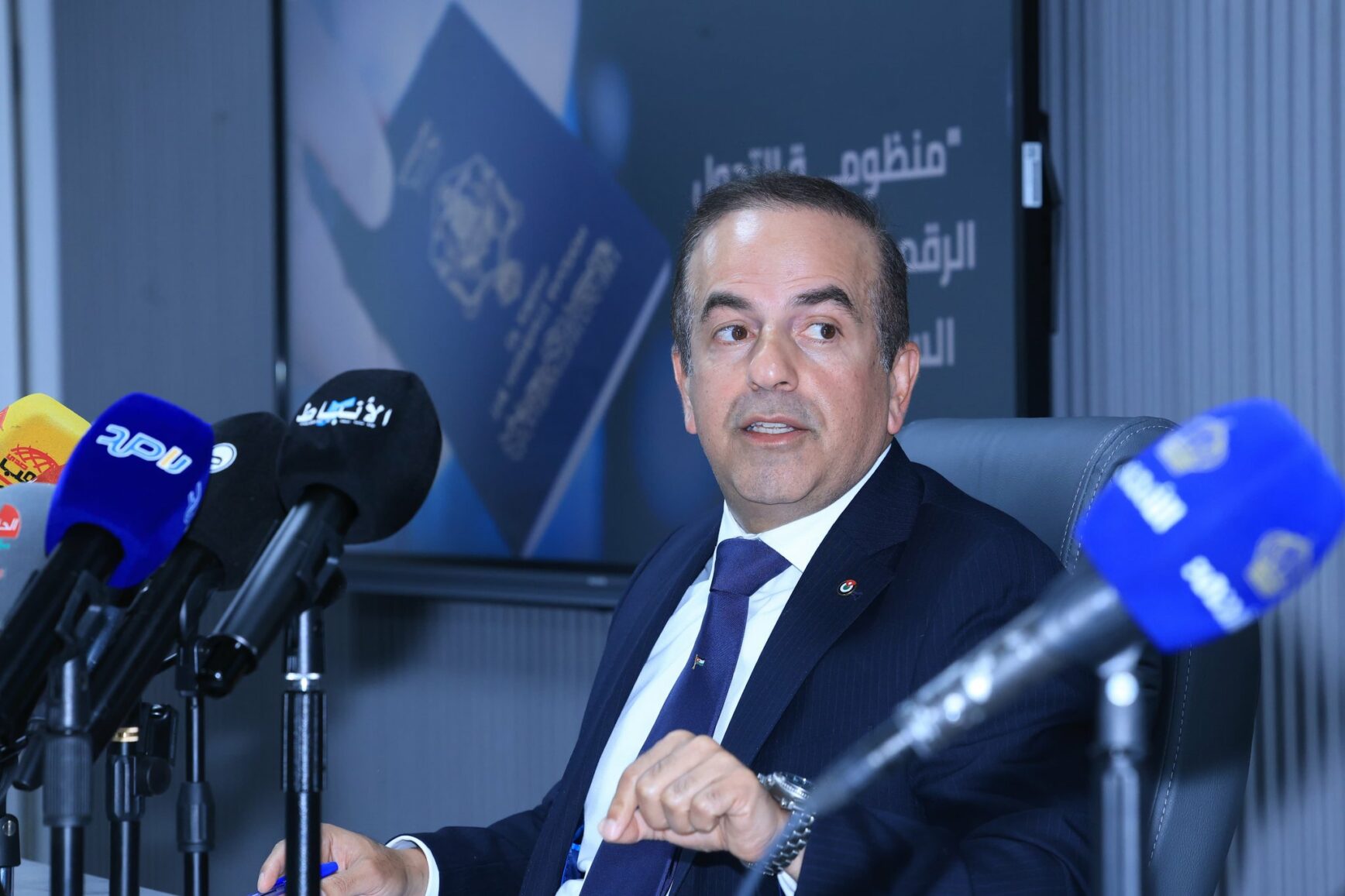 الطيب: بدء المرحلة التجريبية لإصدار الجواز الإلكتروني مطلع أيلول