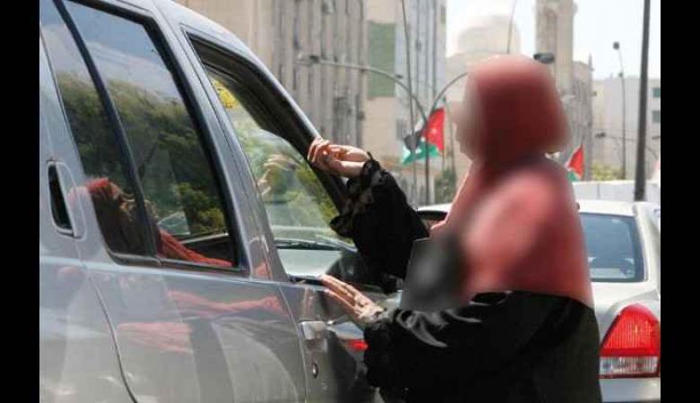 الأمن يضبط سيدة تقوم بتشغيل 4 أحداث بالتسول في اربد 