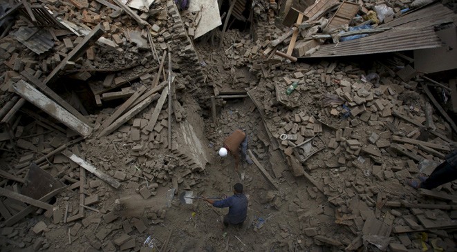 عمال الانقاذ في نيبال يحفرون بأياديهم بحثا عن ناجين