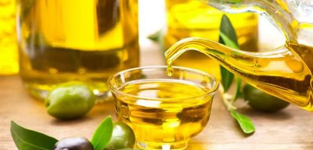 فوائد الغرغرة بزيت الزيتون للصحة العامة