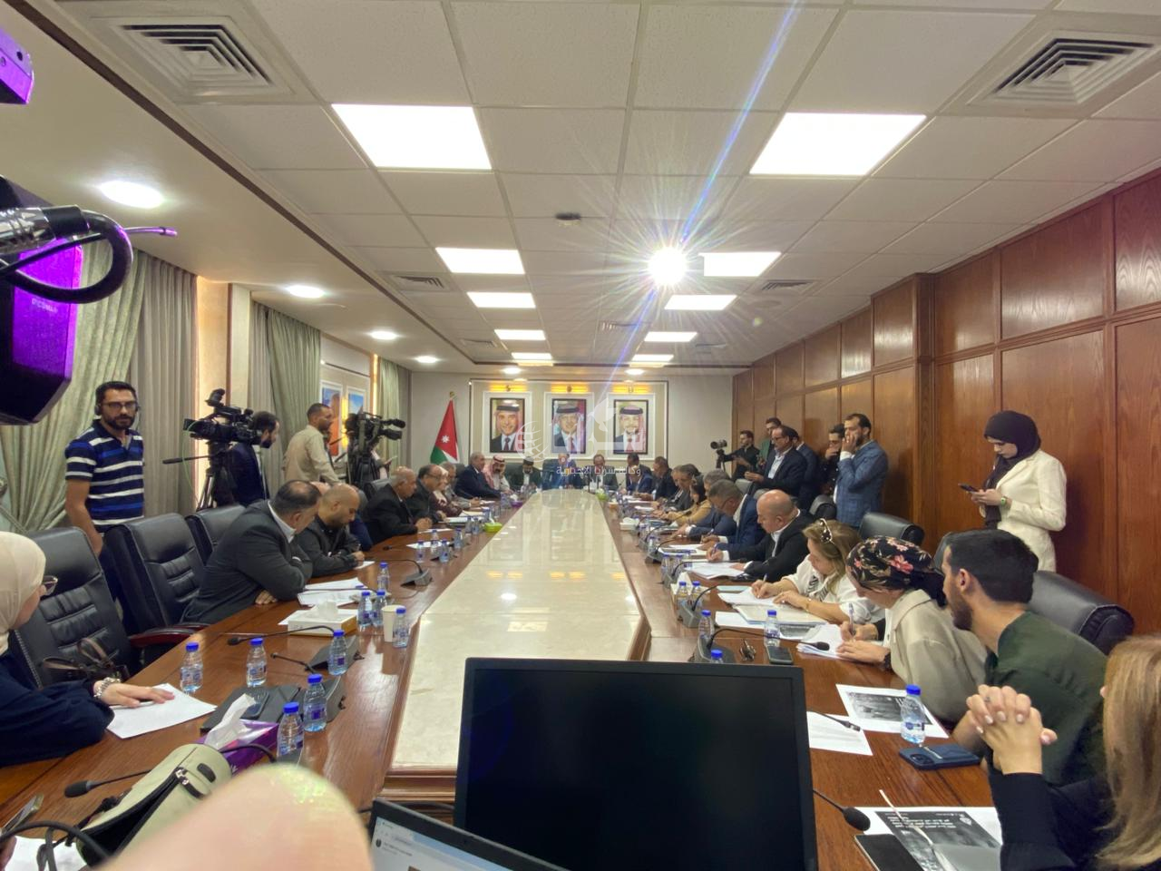 وزيران و13 نائبًا يبحثون مشكلة الكلاب الضالة في الأردن  ..  تفاصيل 