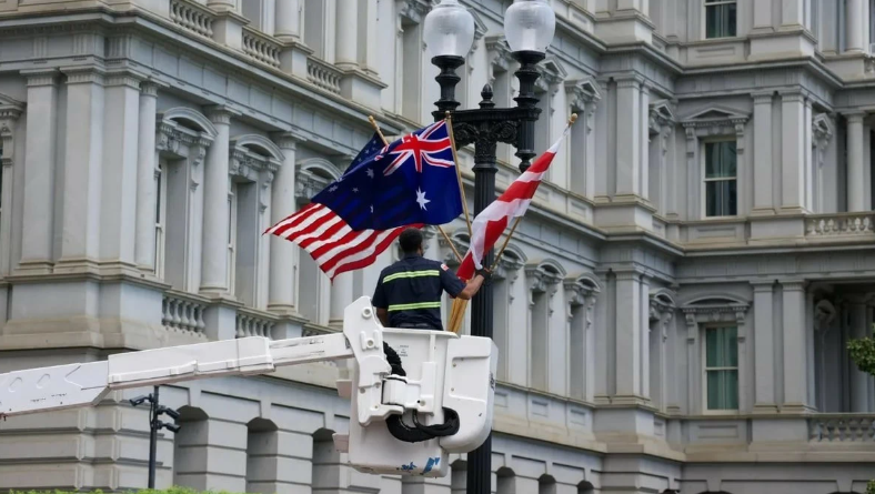   رفع أعلام أستراليا بدلاً من بريطانيا بالخطأ قبيل زيارة الملك تشارلز لواشنطن