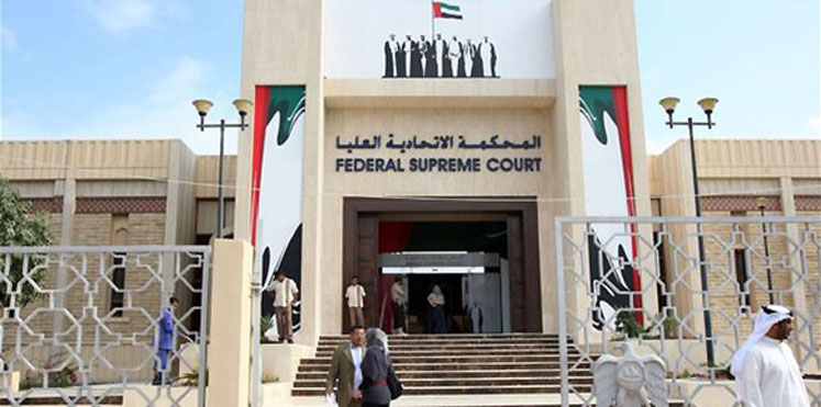 إماراتي خُصم من راتبه لذهابه الدائم للصلاة دون إذن ..  ماذا قالت المحكمة؟