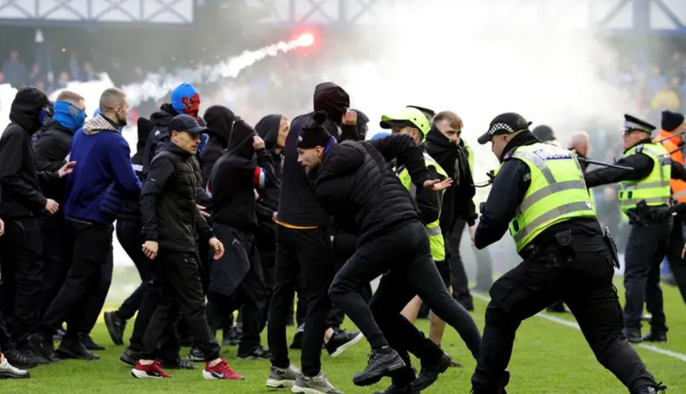 اعتقال 9 أشخاص بعد اقتحام ملعب مباراة رينجرز وسلتيك