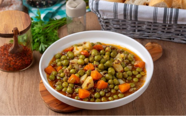 يخنة البازيلاء والجزر بصلصة الطماطم