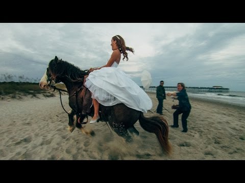 بالفيديو ..  حصان يلقي عروسًا على الأرض يوم زفافها