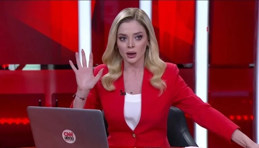 "اتصلوا بوالدتي" ..  رد فعل مذيعة CNN أثناء زلزال إسطنبول يثير تفاعلاً