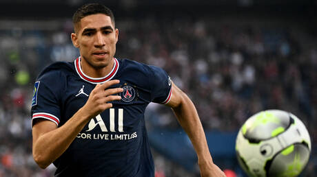 رد فعل المغربي حكيمي لحظة نزوله الملعب وسط زلزال من صافرات استهجان الجمهور الإسرائيلي (فيديو)