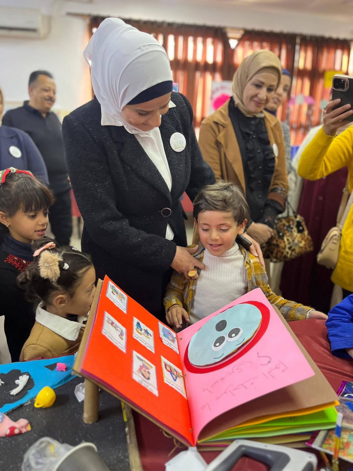 السواريس تفتتح معرض الوسائل التعليمية وتؤكد لا فجوة تعليمية مع تدخلات مدروسة