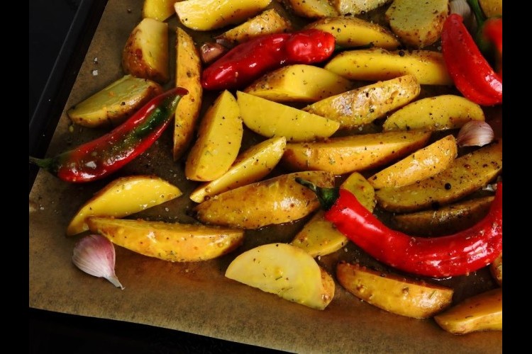 طرقة عمل بطاطس حارة مشوية