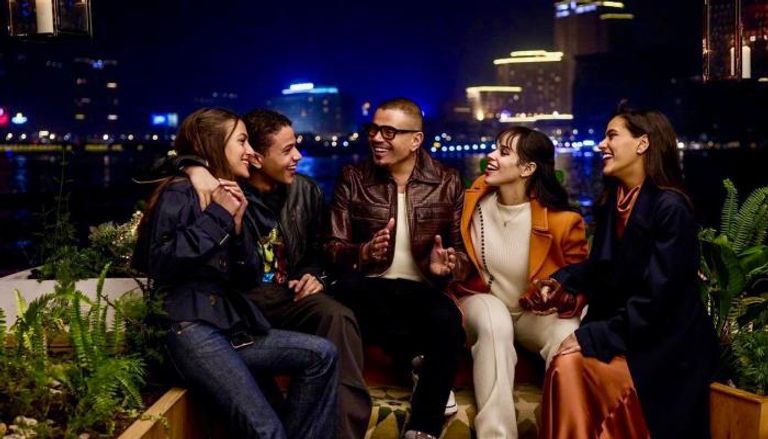 عمرو دياب يطل لأول مرة مع أبنائه الأربعة في أحدث حملاته الإعلانية