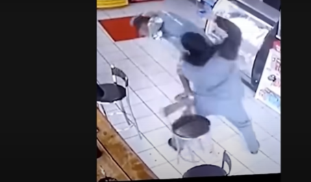 بالفيديو  .. حاول التحرش بها فأبرحته ضرباً وطرحته أرضاً