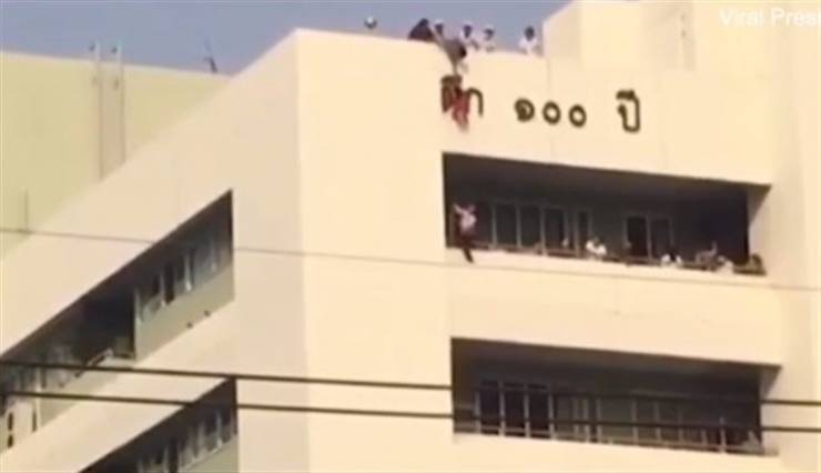 ثوب طفلة ينقذها من الموت باعجوبة   .. تفاصيل 