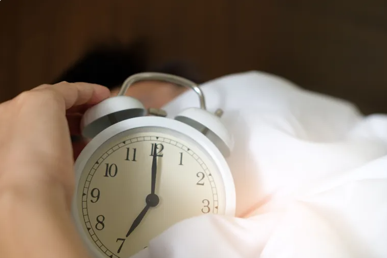 الاستيقاظ بالمنبه أم تلقائيا ..  ما الطريقة الأفضل لبدء يومك؟