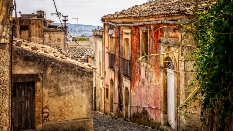 بلدة ايطالية تبيع منازلها بدون مقابل  ..  فما الحكاية؟