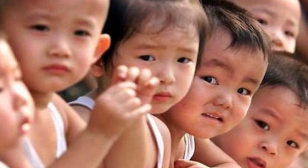 الصين تسمح بإنجاب طفلين
