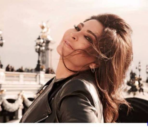 هكذا عايدت إليسا والدتها (صورة)