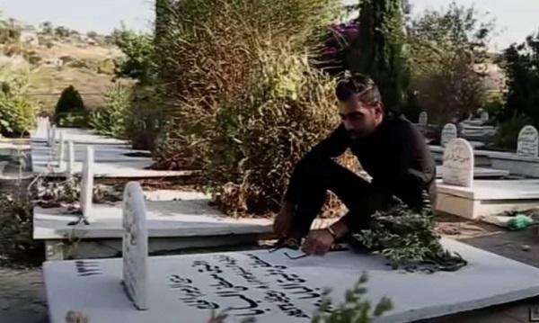 لبناني يدق على قبر والده بعدما اخبروه انه عاد للحياة