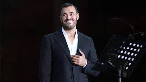 بالفيديو ..  فتاة تثير رعب كاظم الساهر في لبنان