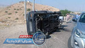 7 اصابات بتدهور مركبة على الطريق الصحراوي