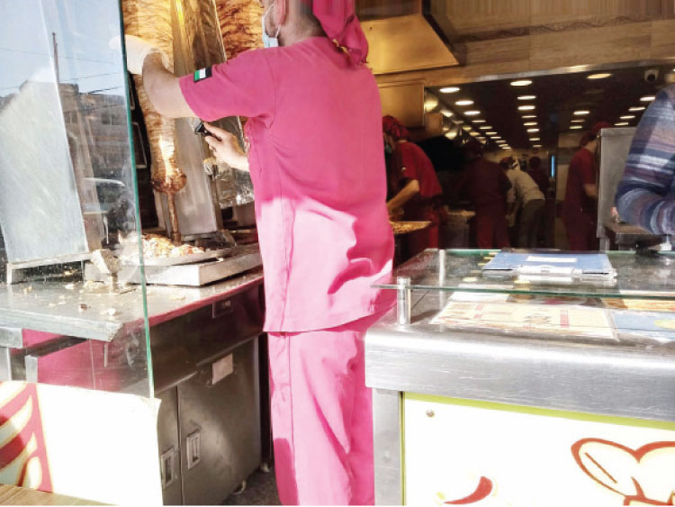 “كورونا” تتسبب بإغلاق 900 مطعم وتسريح 7 آلاف عامل في إقليم الشمال وحده