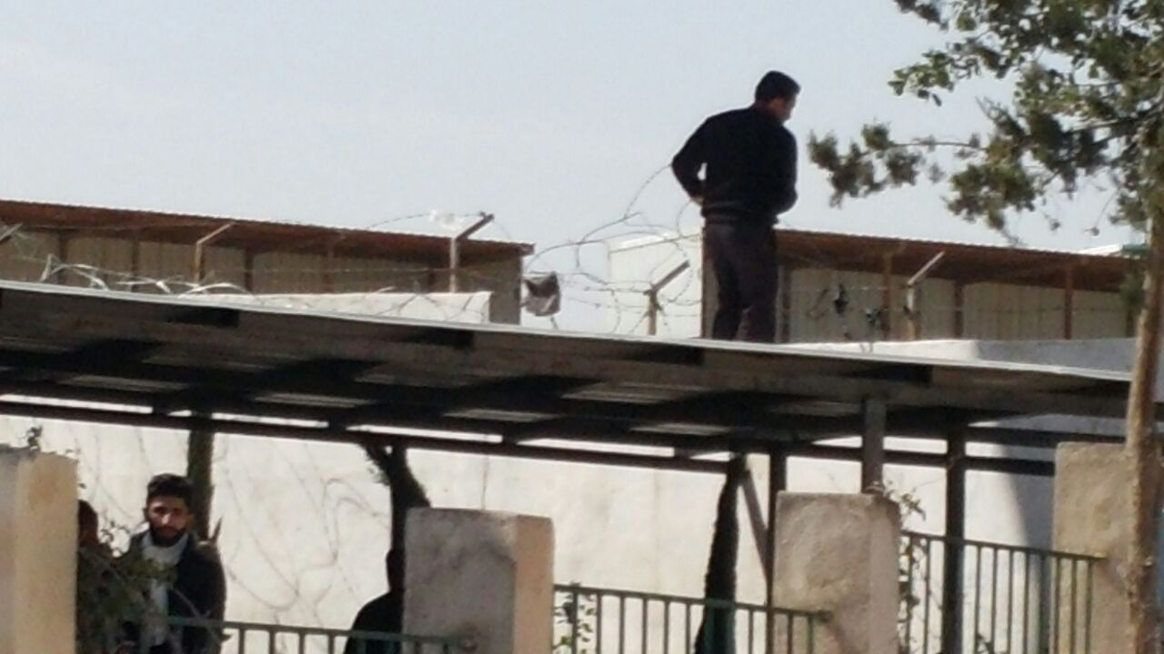بالصور  ..  "البوليتكنك" تضع سياج حديدي على اسوار الكلية تزامناً مع اعتصام الطلاب