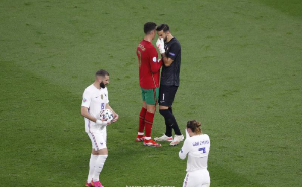 بالصور ..  كريستيانو يورط حارس البرتغال ويغضب بيبي