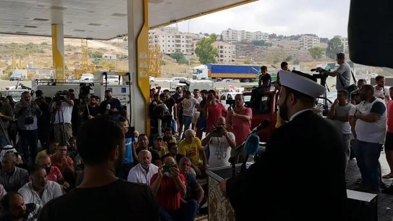 بالفيديو : لبنان ..  شيخ يؤم صلاة الجمعة في محطة للمحروقات 