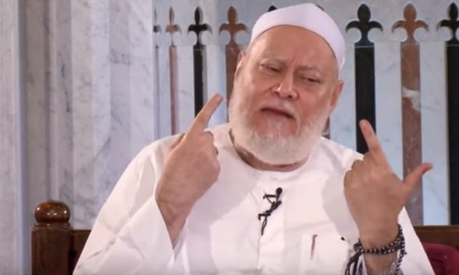  "فتوى غريبة"  ..  علي جمعة : “لا مانع من مصافحة المرأة الأجنبية ما دامت النية جبر الخاطر”!