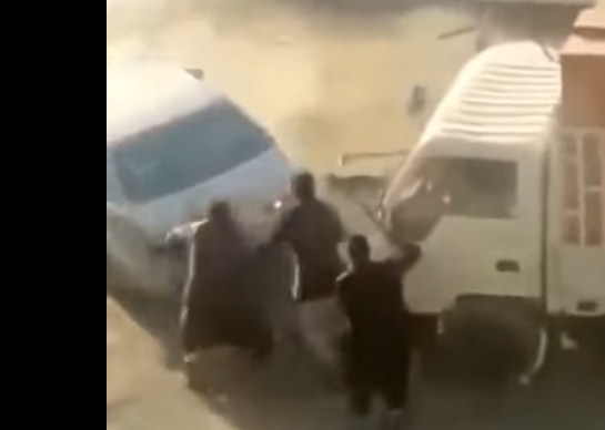 بالفيديو  ..  شاب يدهس (3) شبان بمركبته بعد مشاجرة معهم في الشارع 