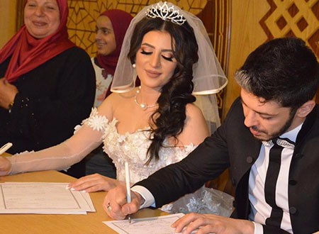 بالصور .. بعد انتقادات لفستانها القصير داخل المسجد  ..  الفنانة وفاء تتعرض لموقف محرج