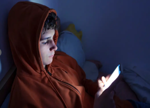 احذر تصفح الهاتف في الفراش مستلقيا بالعتمة