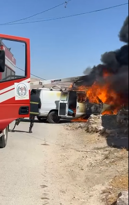 شاهد  ..  لحظة اندلاع حريق في سيارة تابعة لشركة الكهرباء بقرية سمرا
