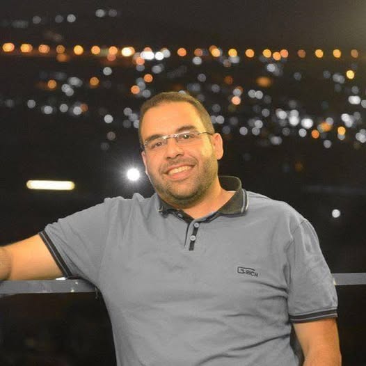 تعطّر لصلاة الجمعة ثم رحل بسكتة قلبية ..  مواقع التواصل تتشح بالسواد حزناً على وفاة معلم القرآن "محمد استيتية"