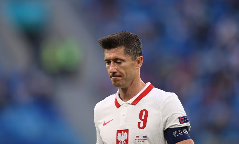 ليفاندوفسكي ..  غزير الأهداف في برشلونة وصائم عنها مع بولندا
