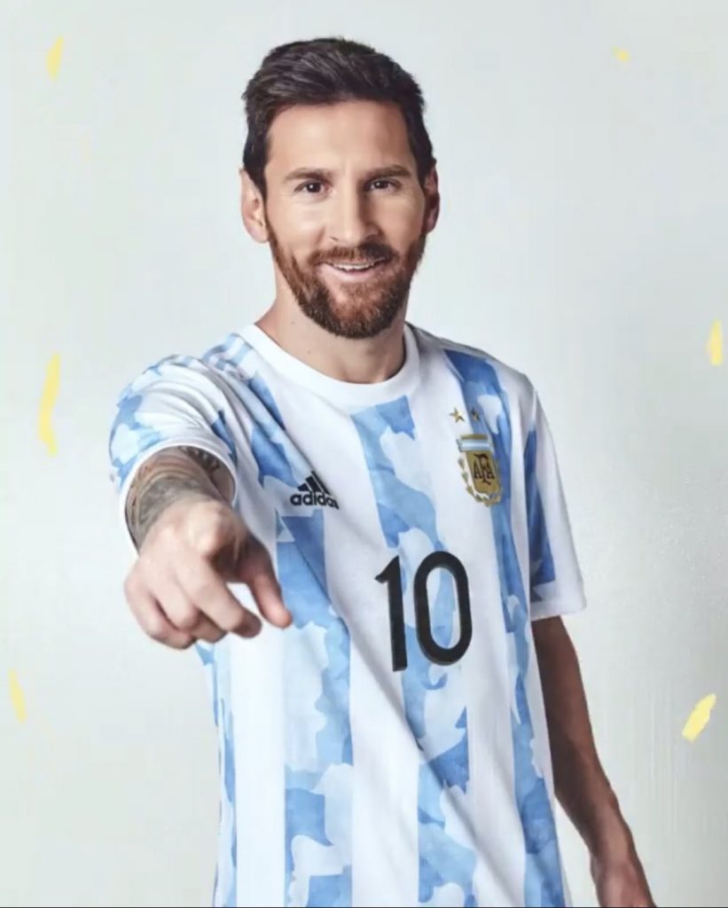 بالفيديو والصور  ..  ميسي يعلن عن قميص منتخب الأرجنتين الجديد 