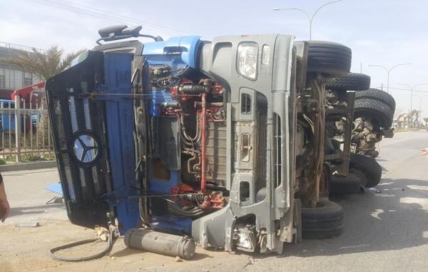 تدهور تريلا في الجيزة واصابة سائقها