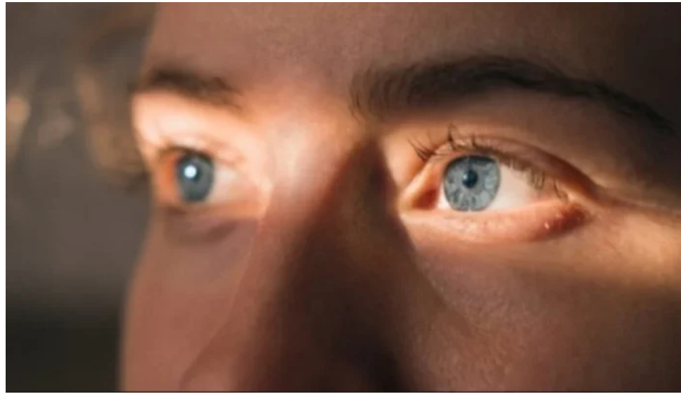 مكالمة هاتفية مفقودة تكلف رجل بصره: خطأ طبي فادح يعوض بآلاف الجنيهات